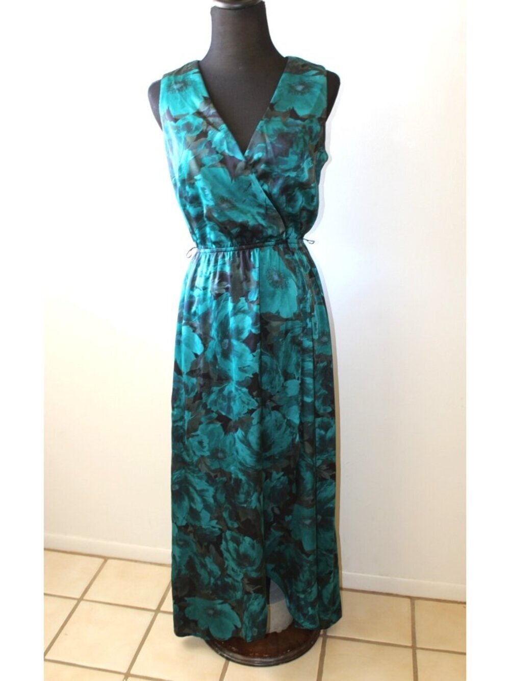 Tahari Charmeuse Floral Wrap Midi Dress XS Jen (Arielle Siegel) Life & Beth